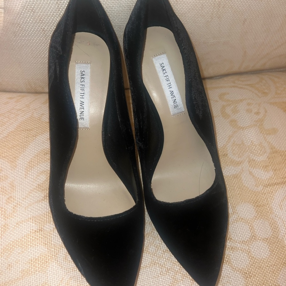 Saks Fifth Avenue velvet shoes 6.5 - worn only once!